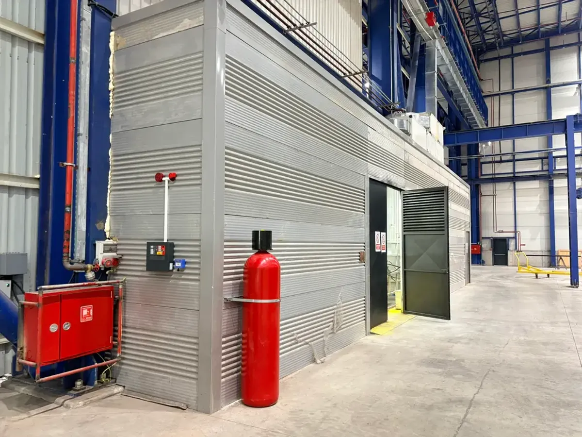 Fabrika sahasında kurulumu yapılmış yangın ve güvenlik sistemleri